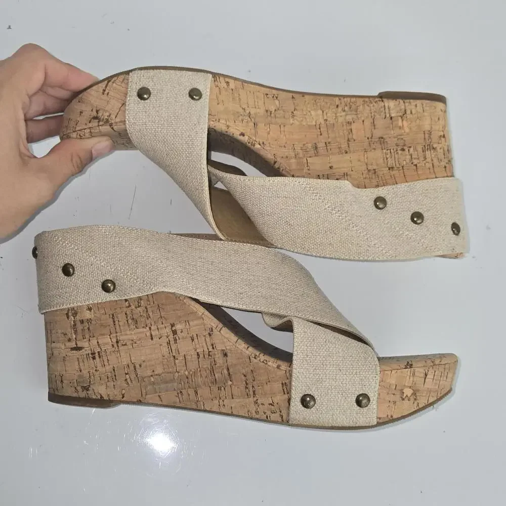 Lucky Brand tan thousand